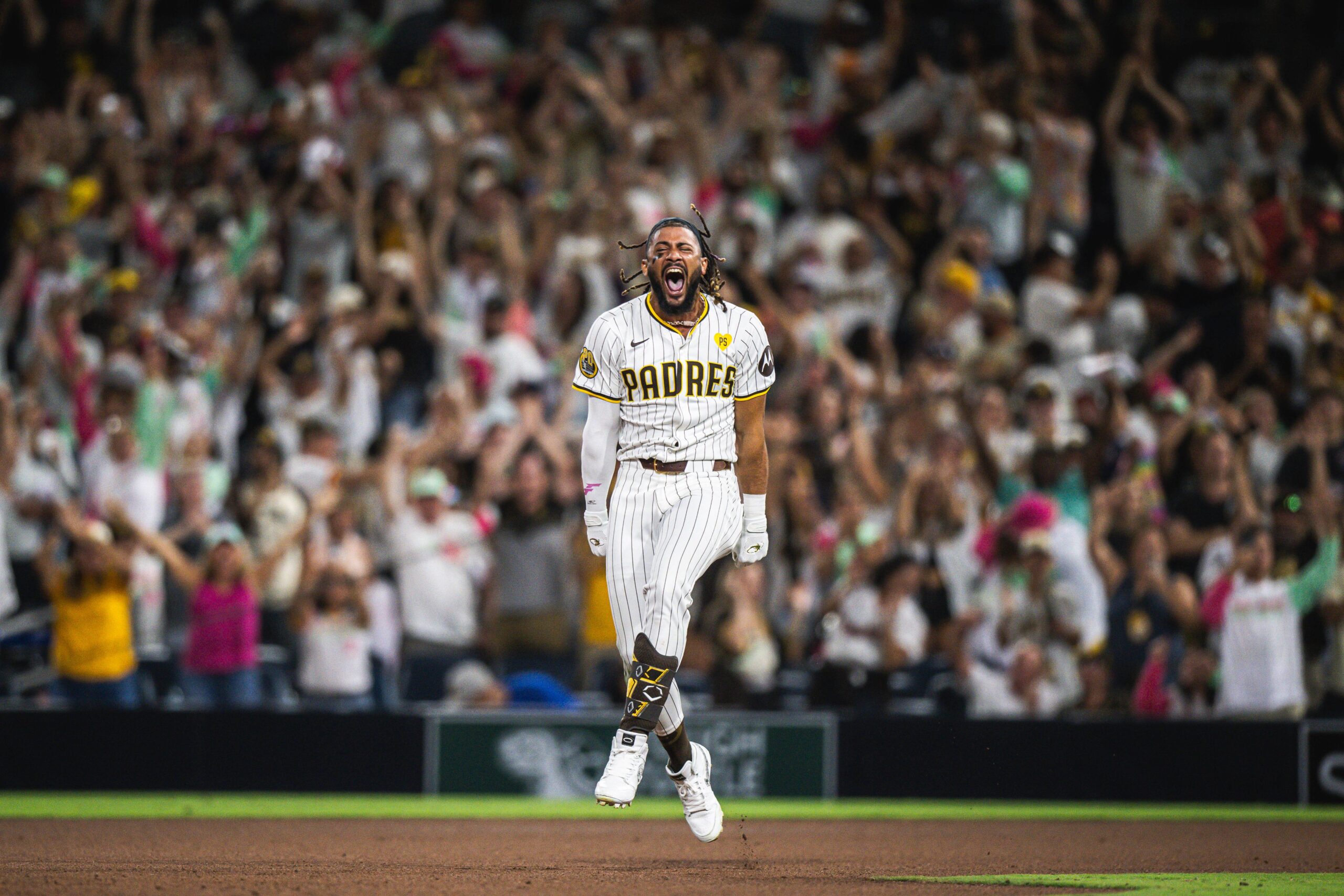 FERNANDO TATIS JR CELEBRA CON LOS PADRES