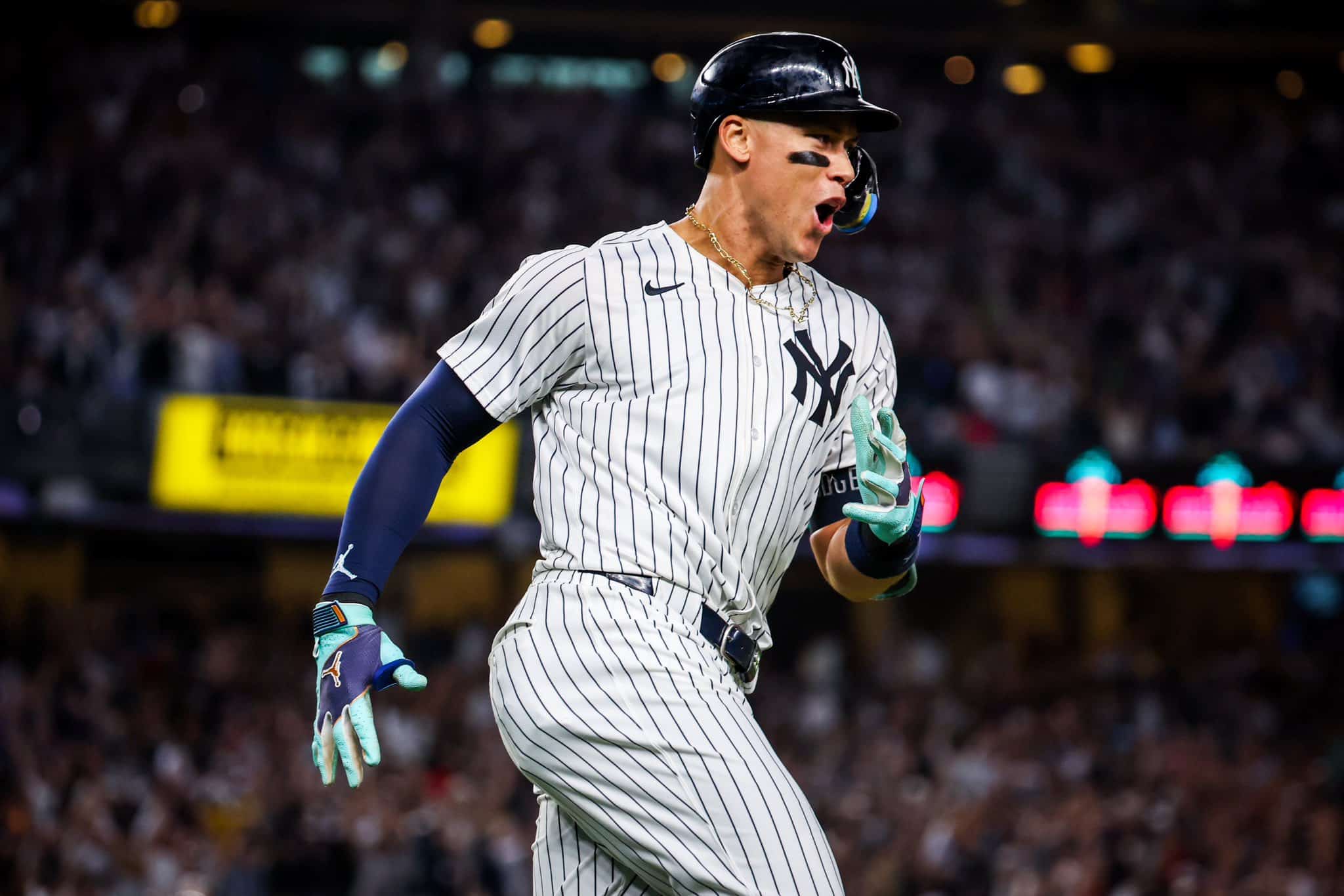 AARON JUDGE CELEBRA TRAS PEGAR UN GRAND SLAM