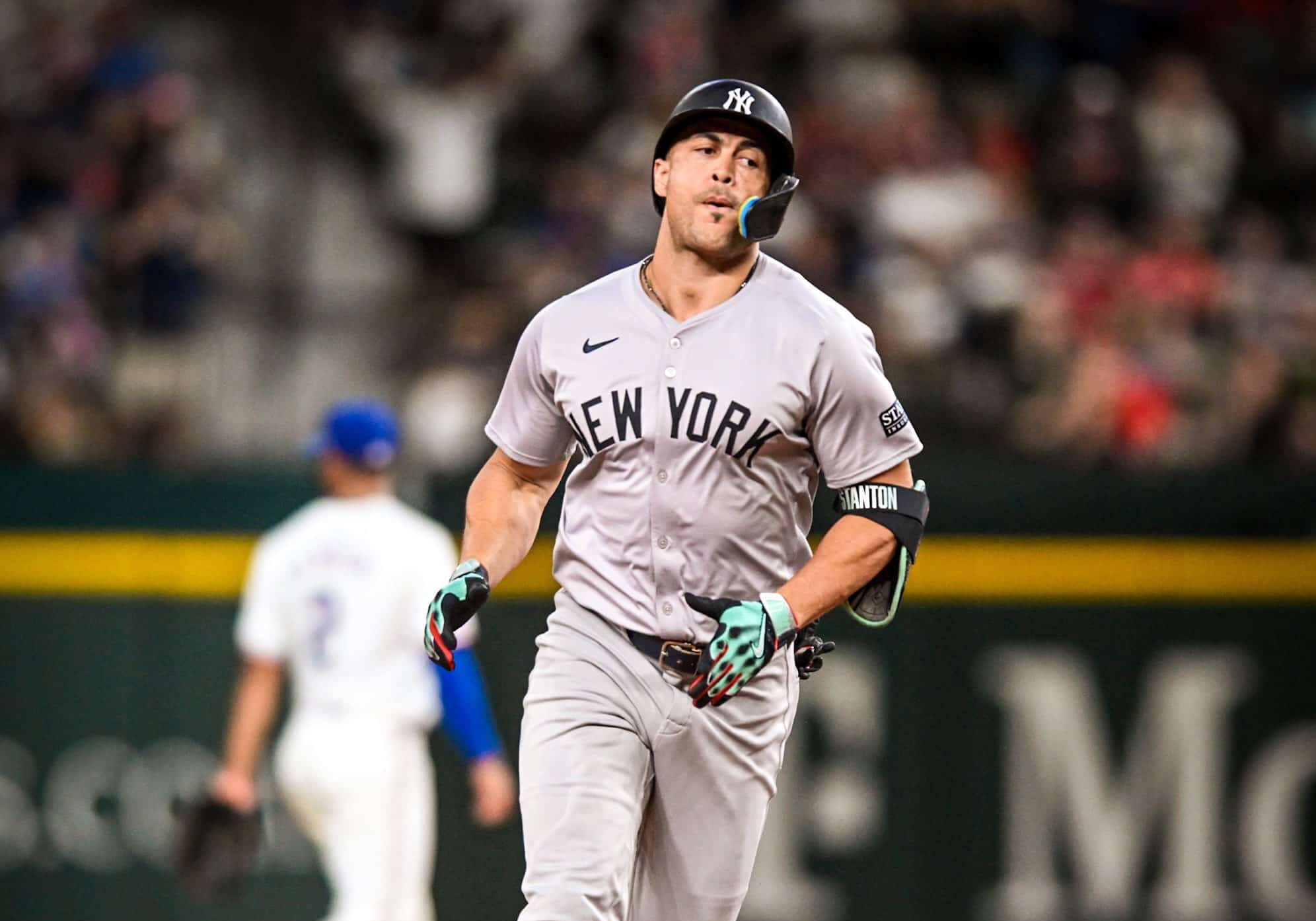 GIANCARLO STANTON DE LOS YANKEES CORRE LAS BASES