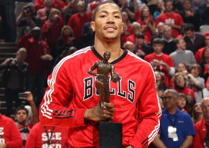 DERRICK ROSE POSA PARA LA FOTO CON EL TROFEO DEL JUGADOR MÁS VALIOSO DE LA NBA