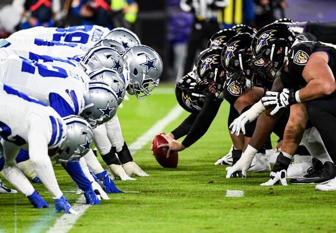 DEFENSIVA DE LOS COWBOYS A LA IZQUIERDA Y LA OFENSIVA DE LOS RAVENS A LA DERECHA, EN POSICIÓN PREVIO AL ARRANQUE DE UNA JUGADA