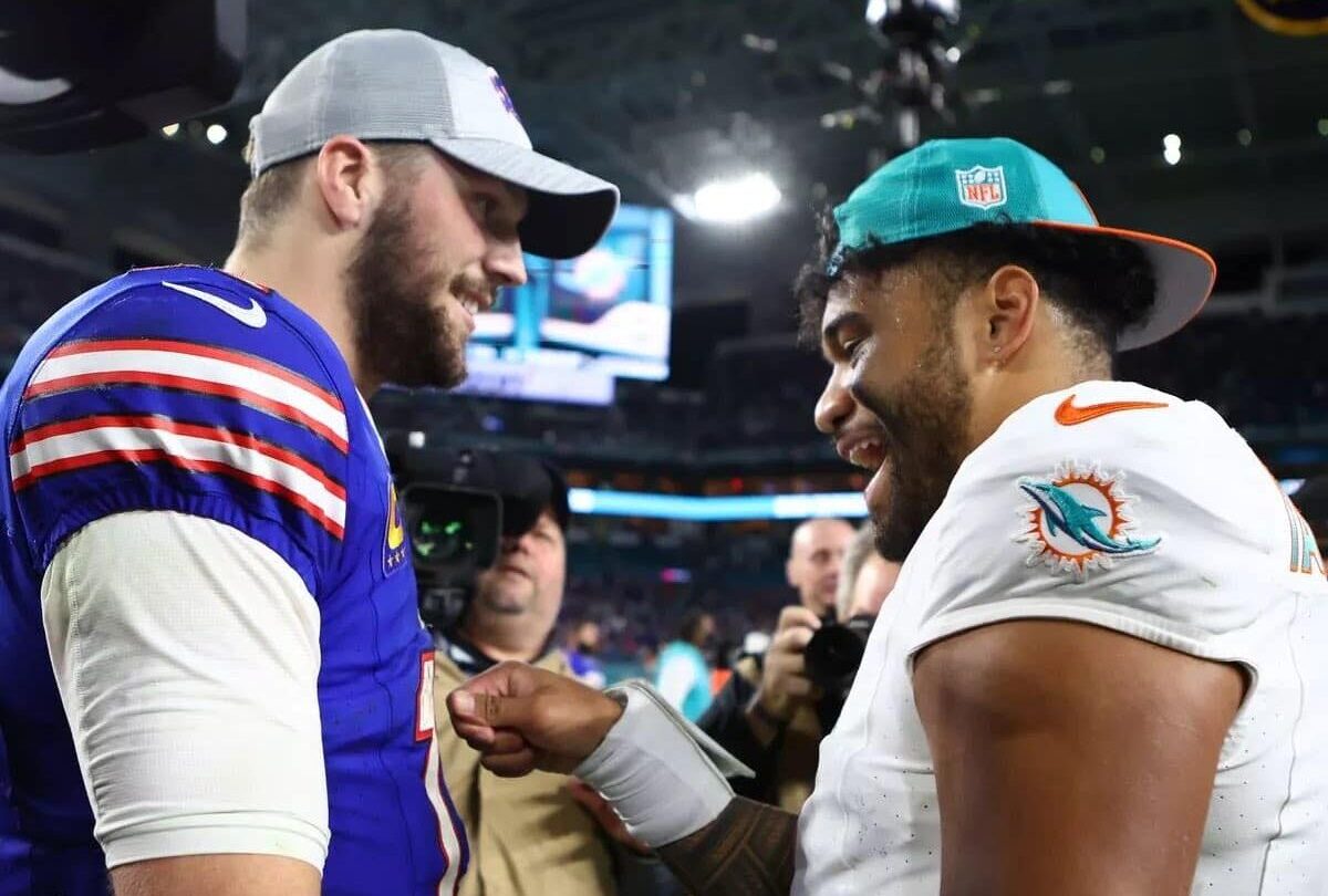 JOSH ALLEN A LA IZQUIERDA DE LOS BILLS Y TUA TAGAOVAILOA DE LOS DOLPHINS A LA DERECHA, SE SALUDAN TRAS UN PARTIDO