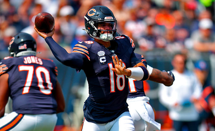 CALEB WILLIAMS DE LOS BEARS LANZA UN PASE