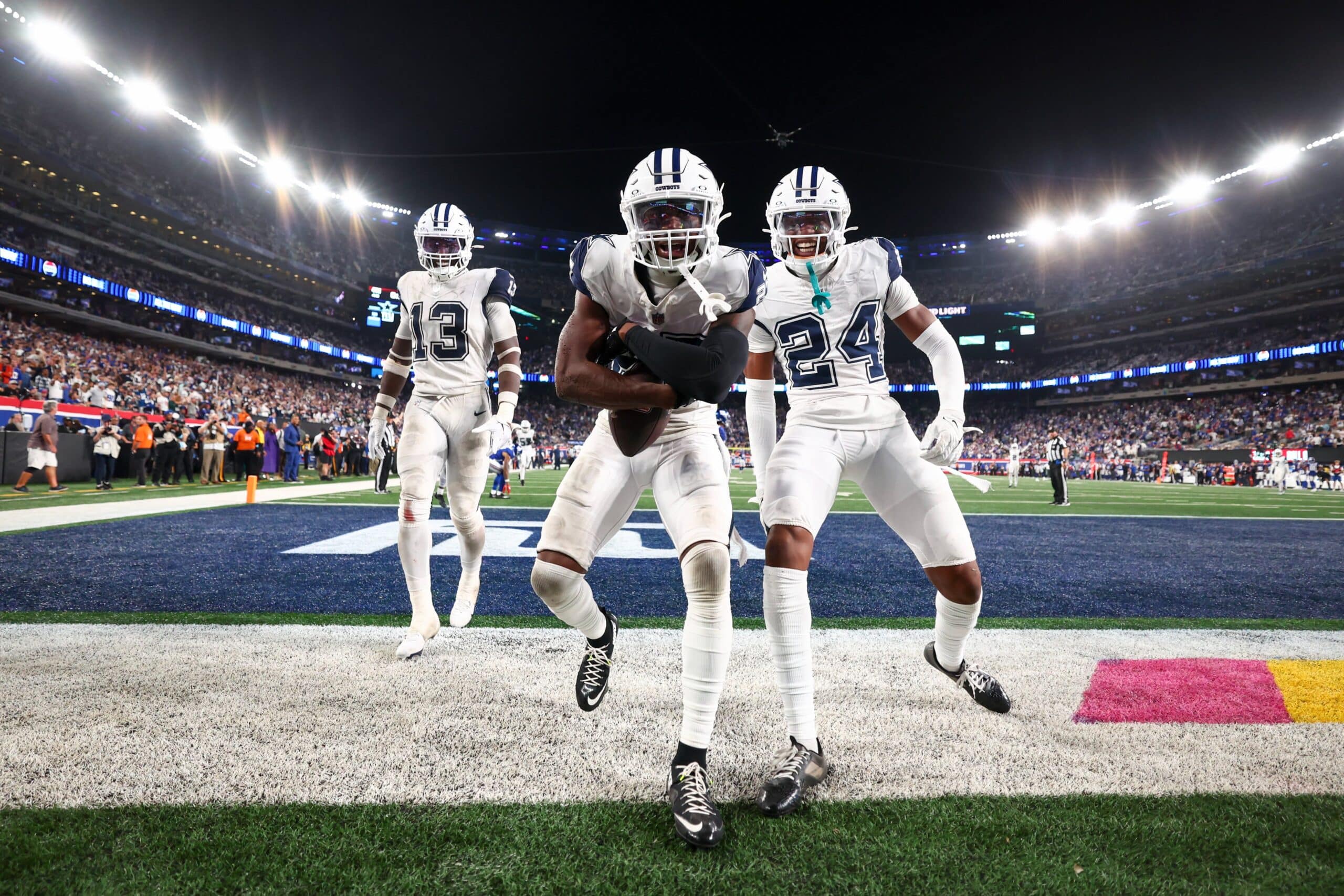 JUGADORES DE LOS COWBOYS CELEBRAN UNA ANOTACIÓN ANTE LOS GIANTS EN LA NFL