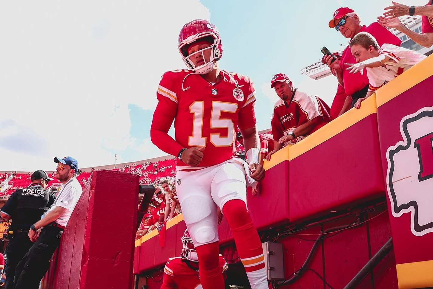 PATRICK MAHOMES, MARISCAL DE CAMPO DE LOS CHIEFS, SALE AL CAMPO