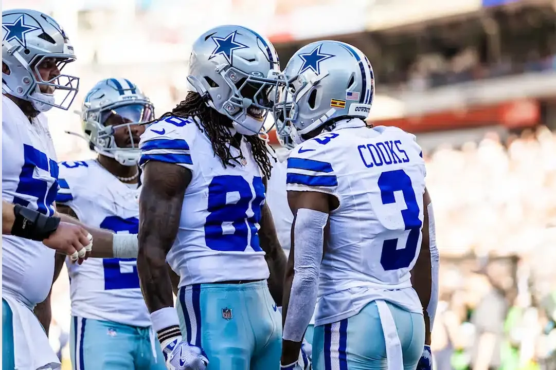 CEEDEE LAMB Y BRANDIN COOKS DE LOS DALLAS COWBOYS CELEBRAN UN TOUCHDOWN