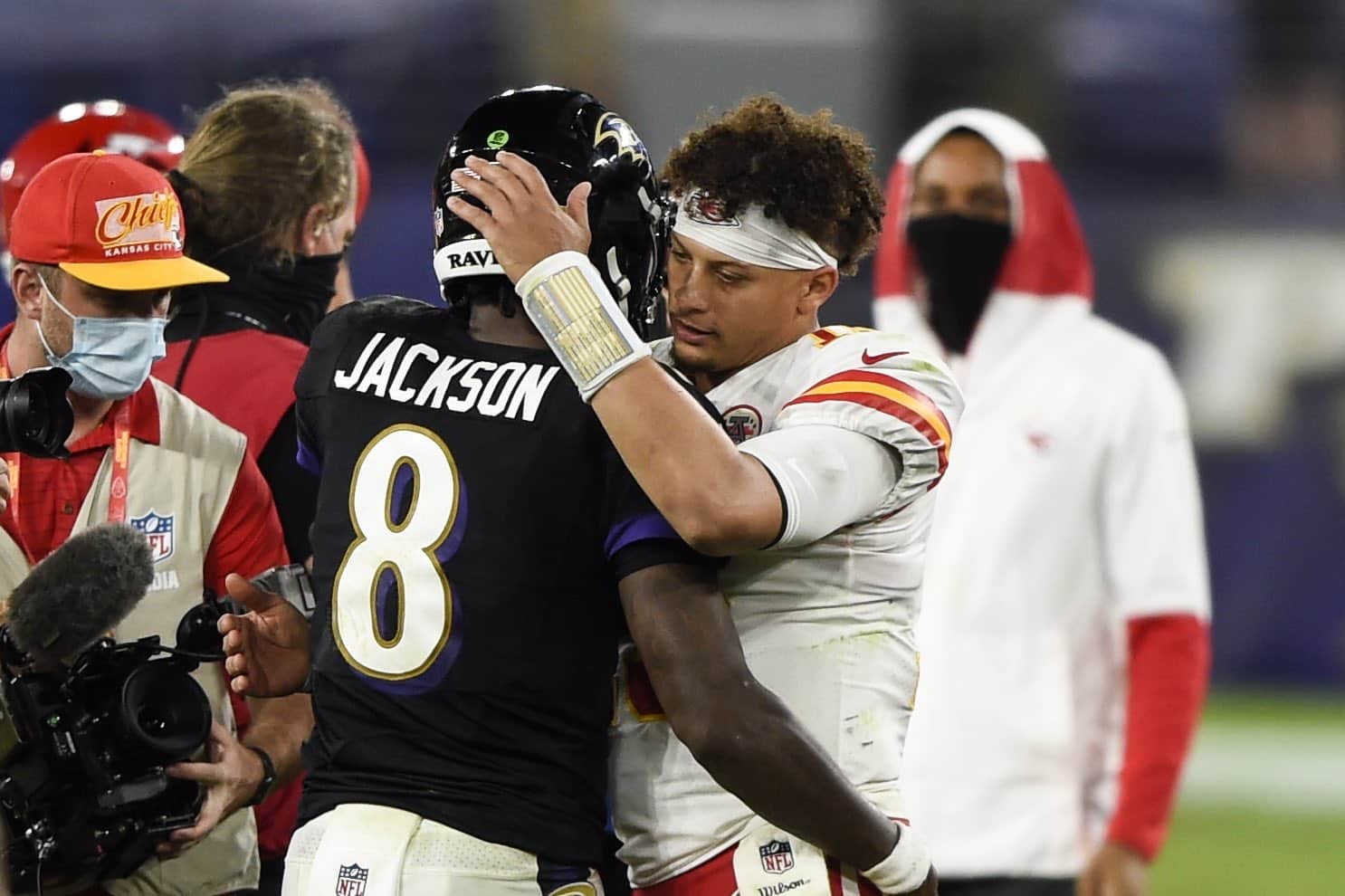 LAMAR JACKSON DE LOS RAVENS Y PATRICK MAHOMES DE LOS CHIEFS SE SALUDAN TRAS UN PARTIDO EN LA NFL