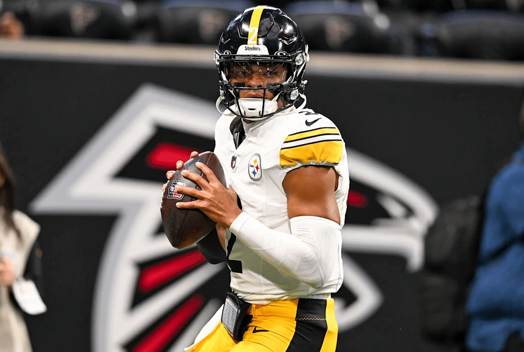 JUSTIN FIELDS DE LOS STEELERS SE PREPARA PARA LANZAR UN PASE