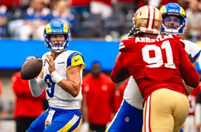 MATTHEW STAFFORD DE LOS RAMS SE PREPARA PARA LANZAR UN PASE ANTE LA DEFENSIVA DE LOS 49ERS ACERCÁNDOSE