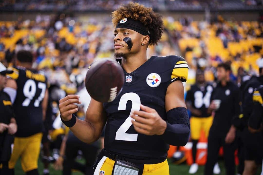 JUSTIN FIELDS ANTES DE UN PARTIDO DE PRETEMPORADA CON LOS STEELERS EN LA NFL