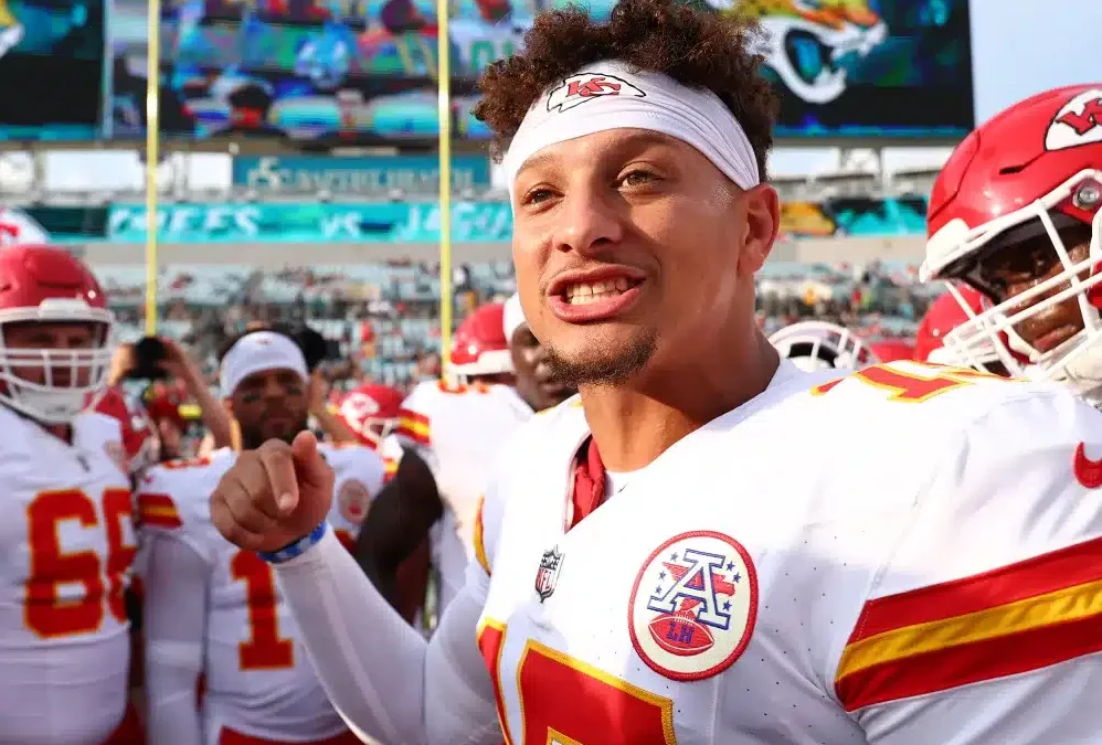 PATRICK MAHOMES CHARLA CON SUS COMPAÑEROS DE LOS CHIEFS PREVIO A UN PARTIDO EN LA NFL