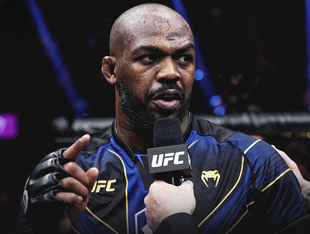 JON JONES ATIENDE A LA PRENSA TRAS UNA VICTORAI