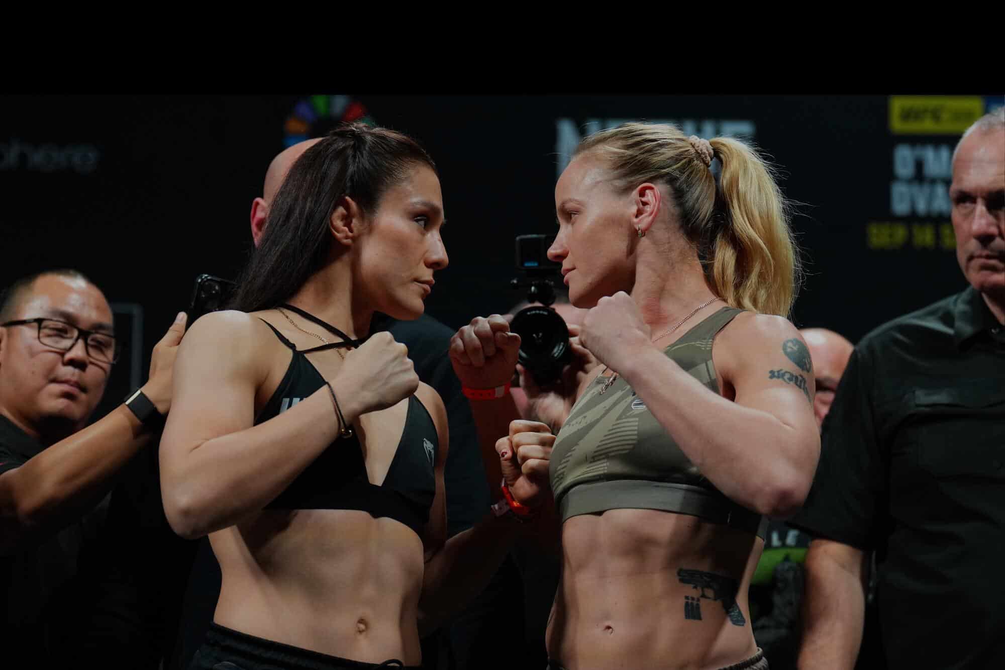 ALEXA GRASSO A LA IZQUIERDA Y VALENTINA SHEVCHENKO A LA DERECHA, CARA A CARA TRAS EL PESAJE