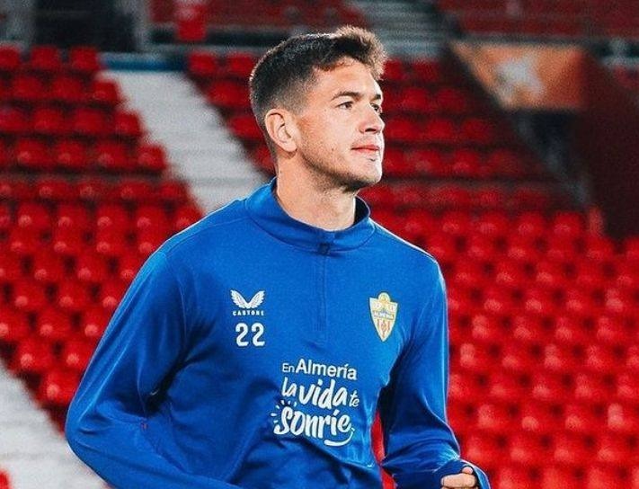 César Montes en entrenamiento con el Almería.