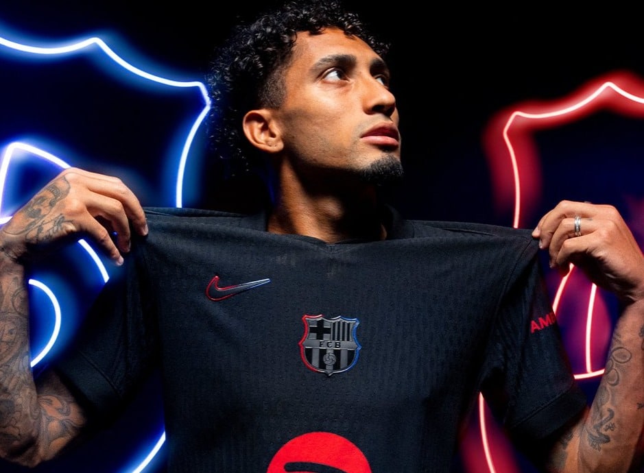 Barcelona presenta su nueva indumentaria en color negro.