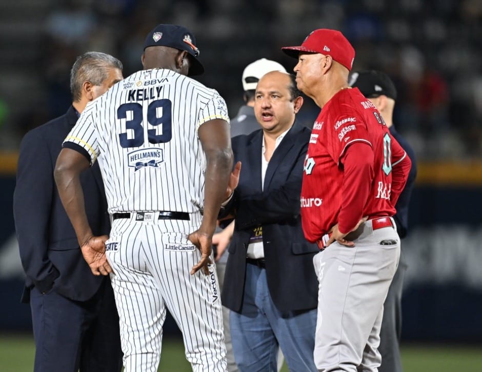 Los managers de ambos equipos con los ampayers del juego.