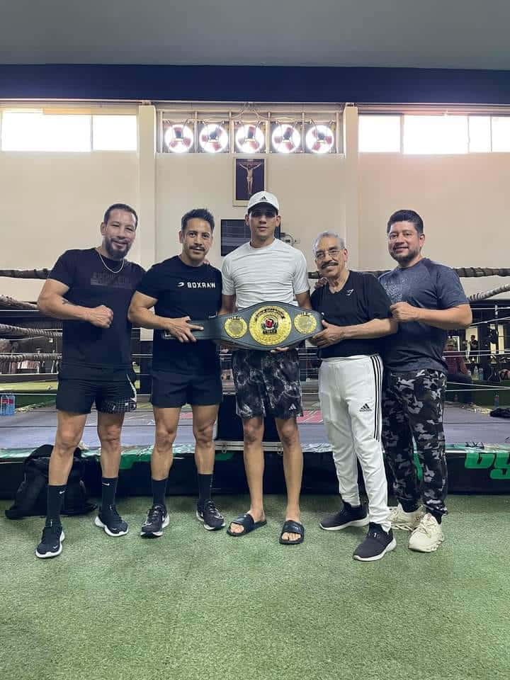 Jorge 'Chino' García con su equipo de trabajo del Gym Kochul.