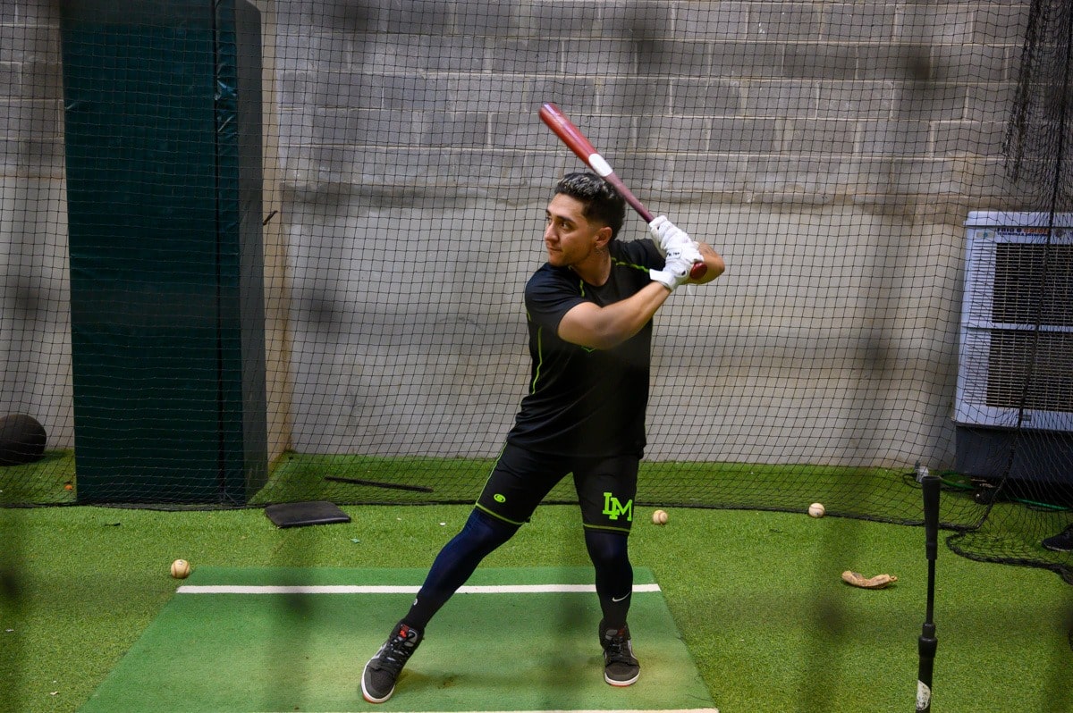 Marco Jaime en la jaula de bateo en el entrenamiento.