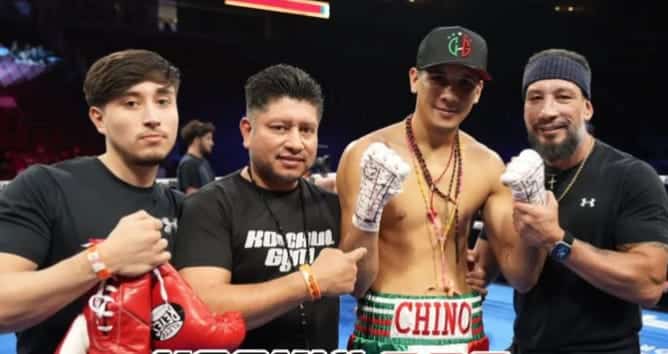 Jorge 'Chino' García con su equipo de trabajo en Glendale, Arizona.