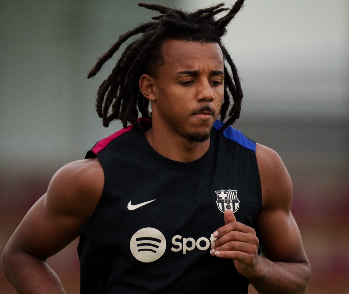 James Kounde en entrenamiento del Barcelona.