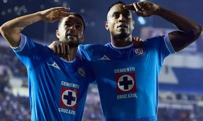 Jugadores de Cruz Azul festejan su triunfo en casa.