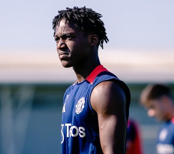 Kobbie Mainoo en entrenamiento del Manchester United.