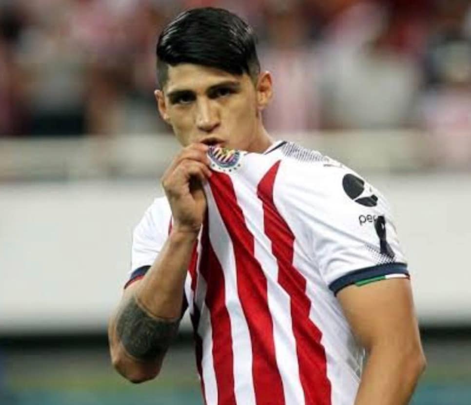 Alan Pulido tuvo un buen paso por Chivas.