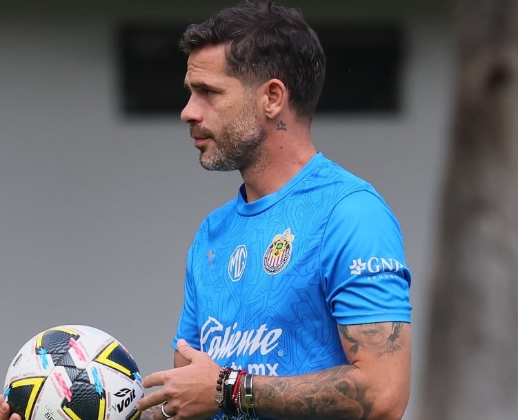 Fernando Gago en entrenamiento con Chivas.