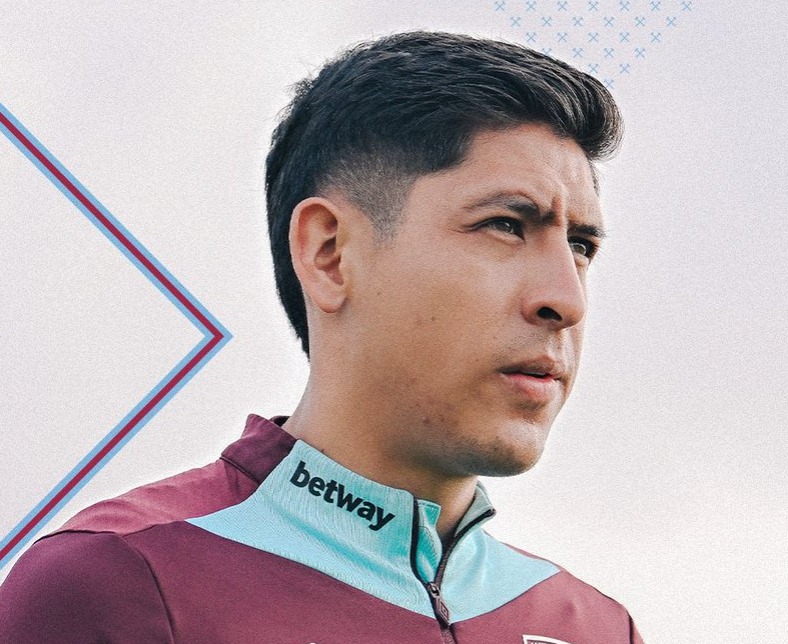 Edson Álvarez viene de ser expulsado en la Carabao Cup.