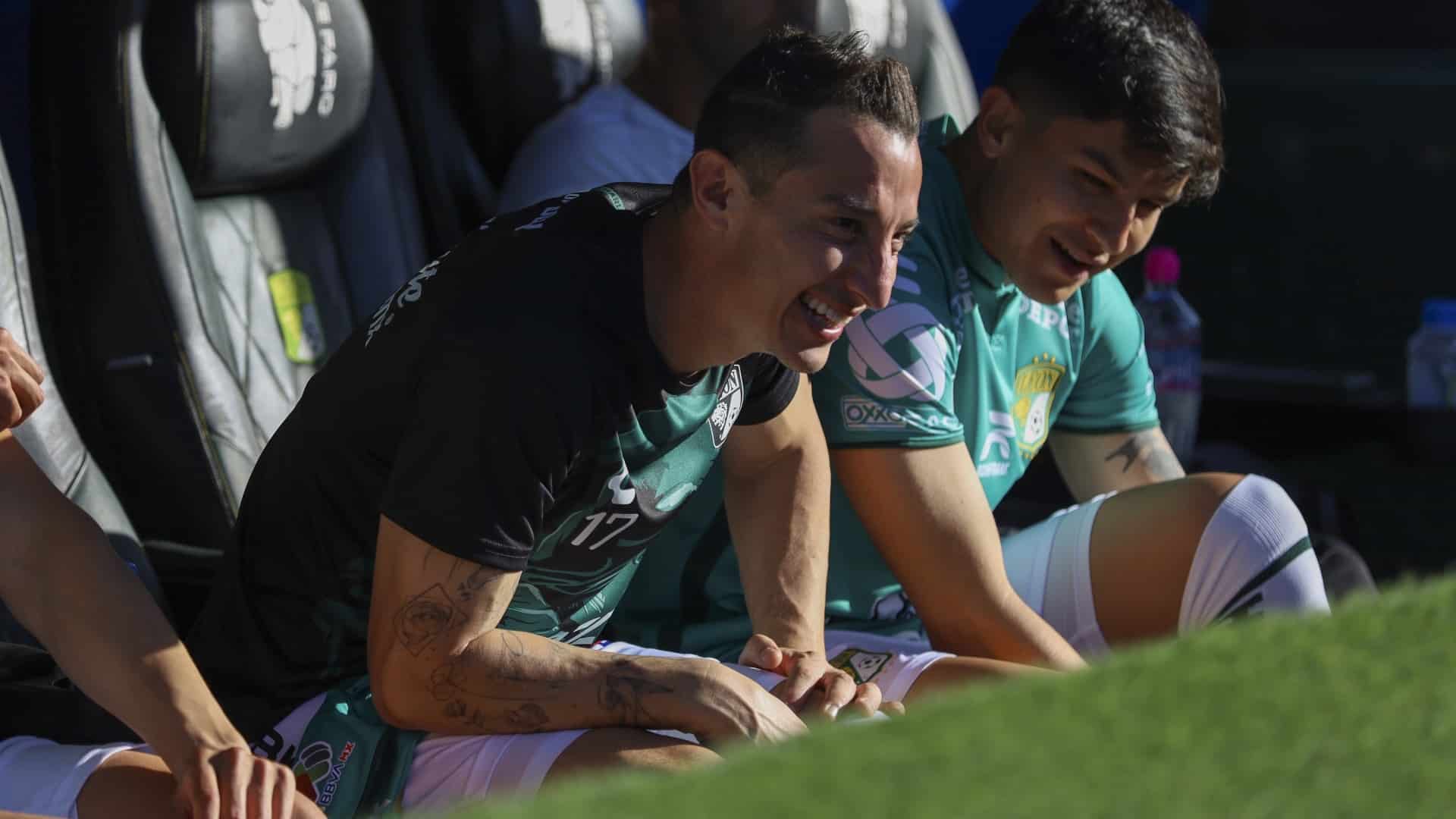 Andrés Guardado en la banca de los Esmeraldas del León.