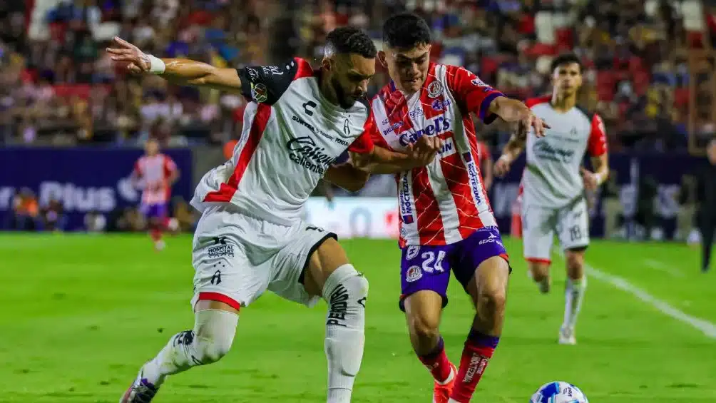 JUGDOR DEL ATLAS PELEA LA PELOTA