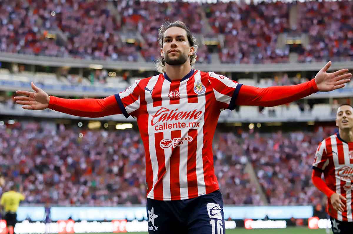 EL JUGADOR DE LAS CHIVAS CELEBRA SU GOL