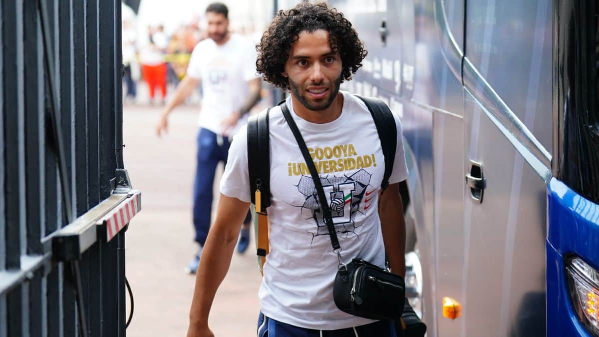 César Huerta a su llegada al entrenamiento de Pumas.