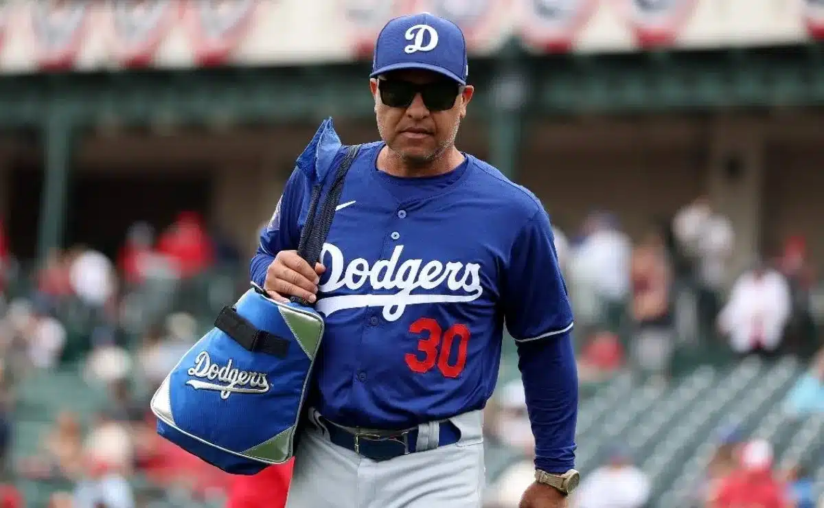 DAVE ROBERTS LLEGA AL ESTADIO