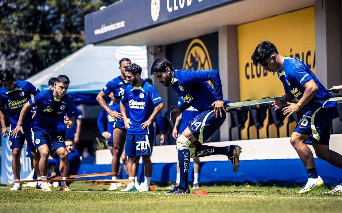 Jugadores de América en entrenamiento previo al Clásico Nacional.