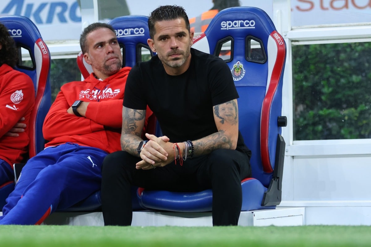 Fernando Gago en el banquillo de Chivas del Guadalajara.