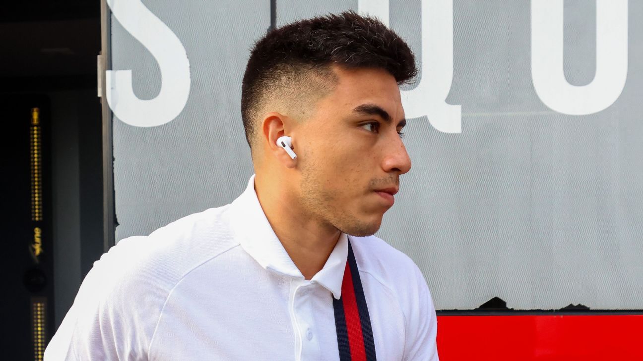 Fernando Beltrán en su llegada al estadio Akron.