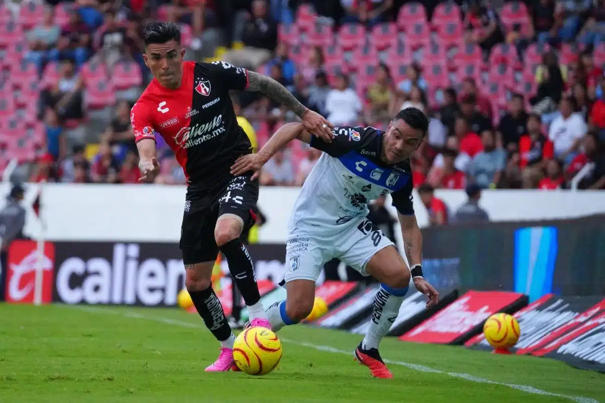 GALLOS Y ATLAS PELEAN LA PELOTA