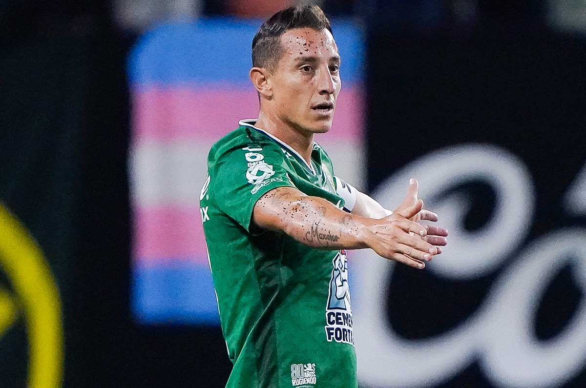 Andrés Guardado en partido de la jornada 8 del AP2024.