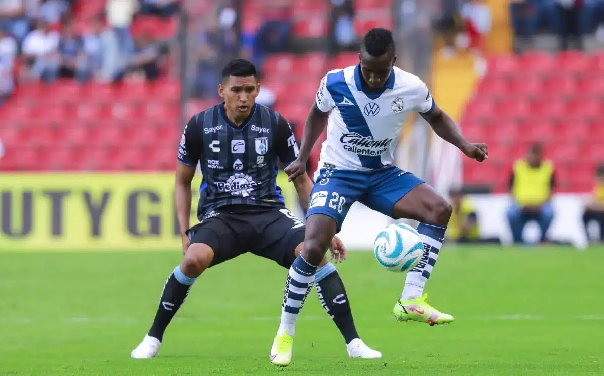 JUGADOR DE PUEBLA MANEJA LA PELOTA DE ESPALDA