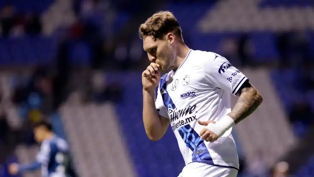 JUGADOR DE PUEBLA FESTEJA SU GOL