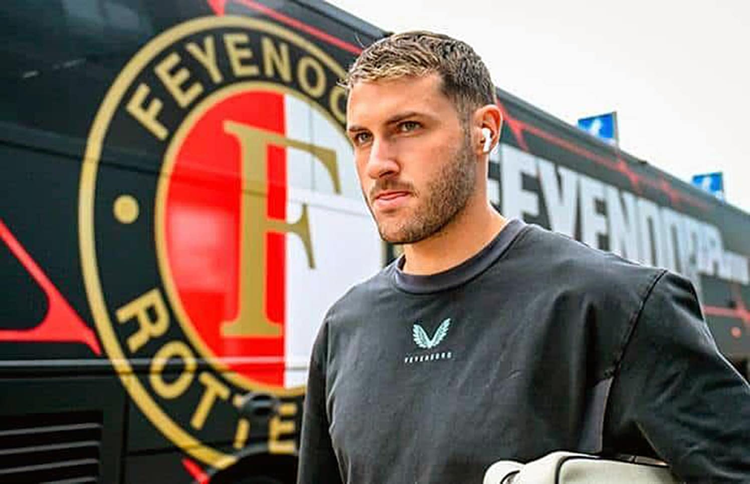 Santiago Giménez en su llegada al estadio del Feyenoord.