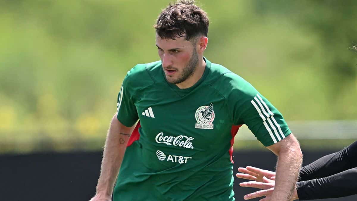 Santiago Giménez en entrenamiento del Tricolor.