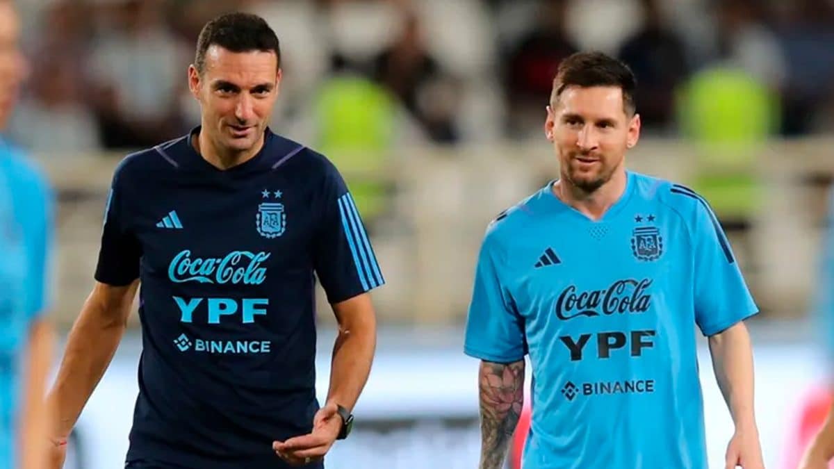 Lionel Scaloni junto a Messi en un entrenamiento.