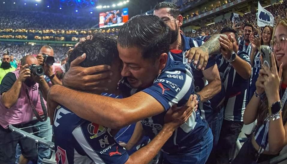 IKER FIMBRES FESTEJANDO EL GOL JUNTO A SU PADRE Y FAMILIA EN EL RAYADOS VS TIGRES 