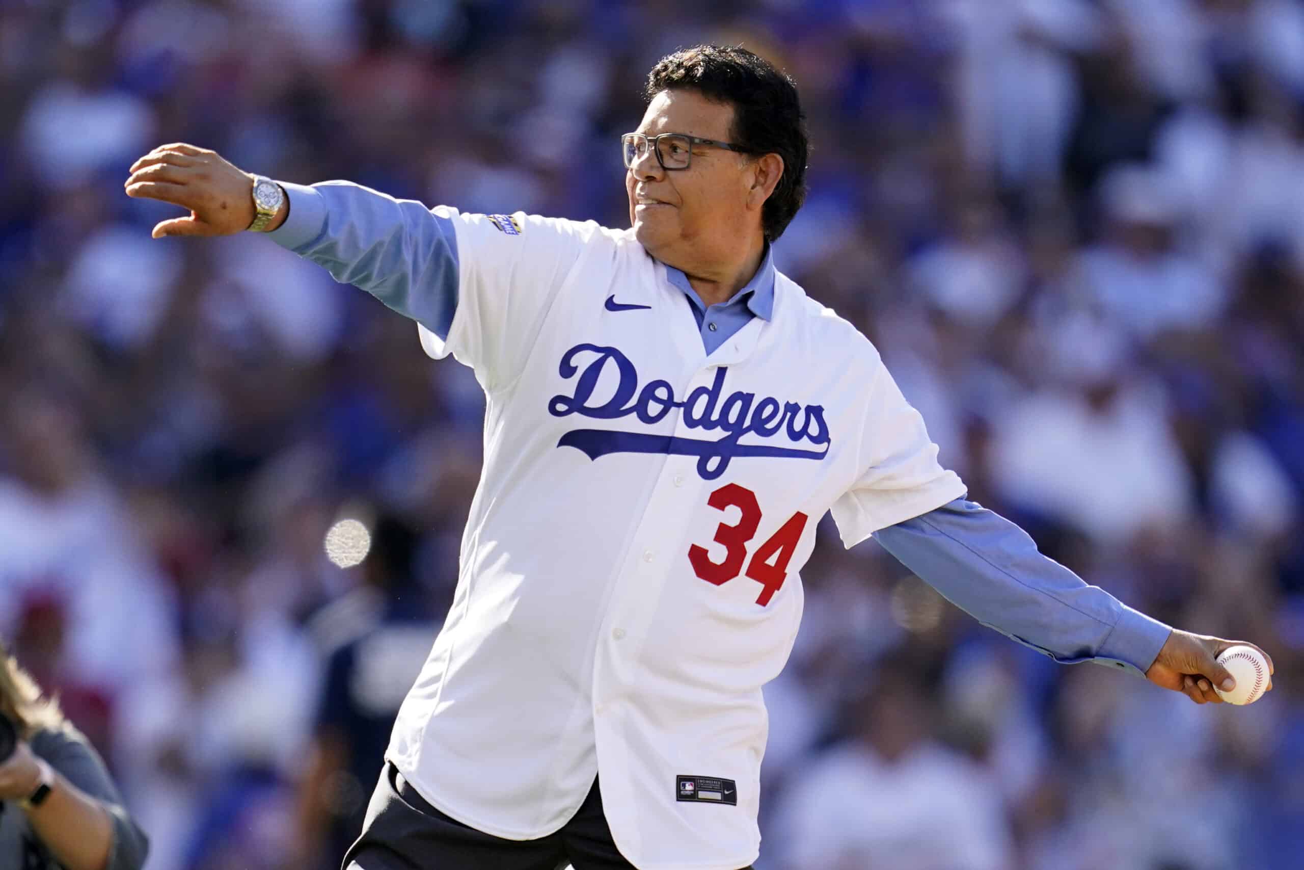 FERNANDO VALENZUELA EN EL LANZAMIENTO DE LA PRIMERA BOLA