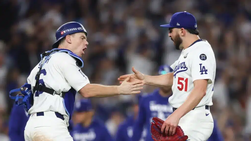 LA BATERIA DE LOS DODGERS SE FELICITA