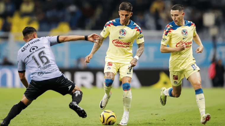 AMERICA CONDUCE LA PELOTA EN EL ÁREA DE MAZATLÁN