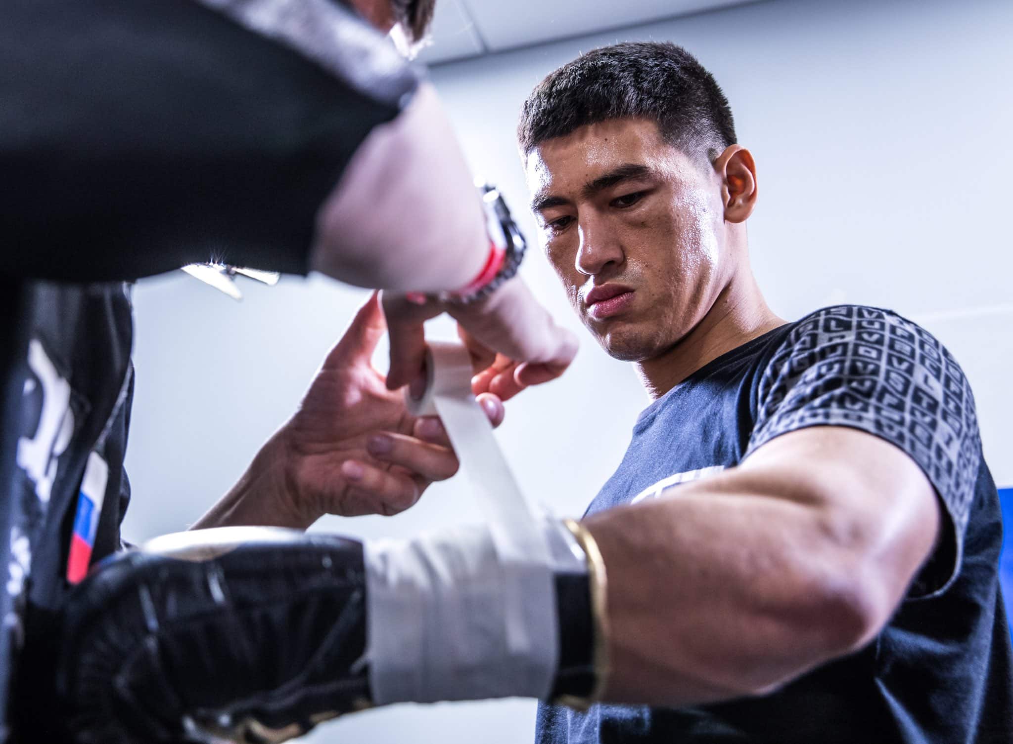 Dmitry Bivol en entrenamiento previo a su pelea pasada ante Beterbiev.