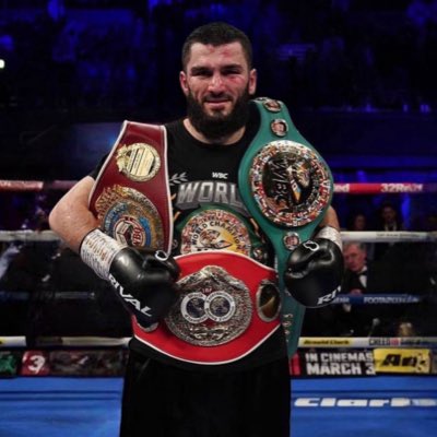 Beterbiev luce sus cinturones de campeón mundial.